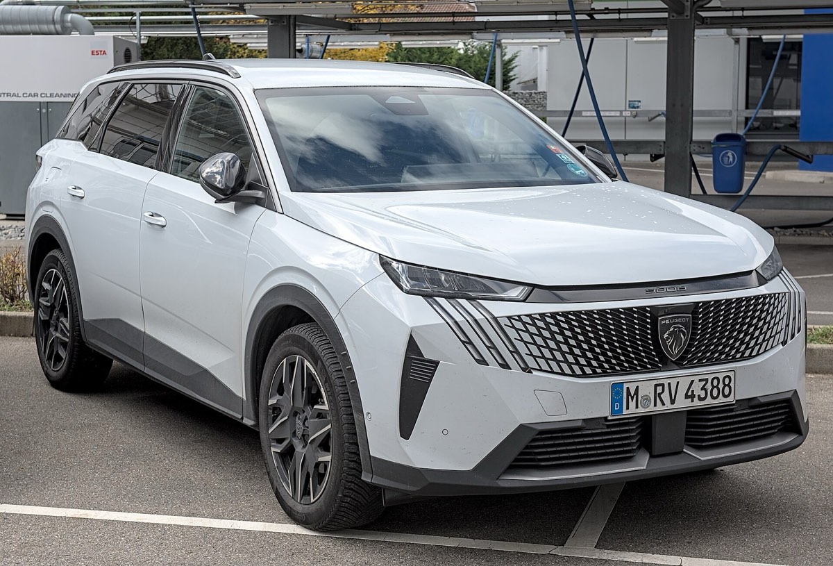 Peugeot 5008 III z przodu