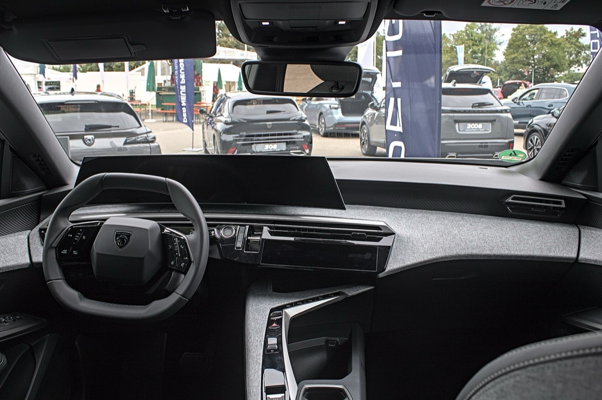Kokpit Peugeota 5008 z ekranem 21 cali